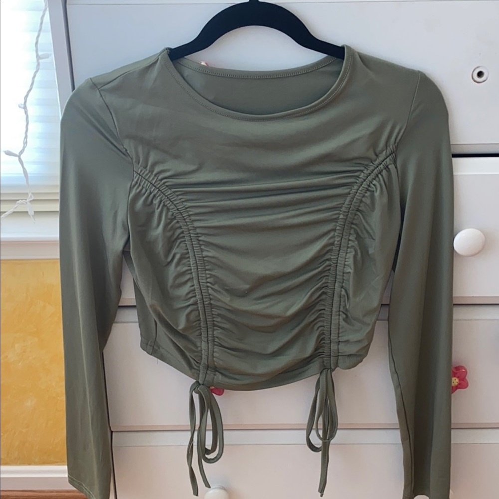 Ruched tie hem crop tee :)- never worn